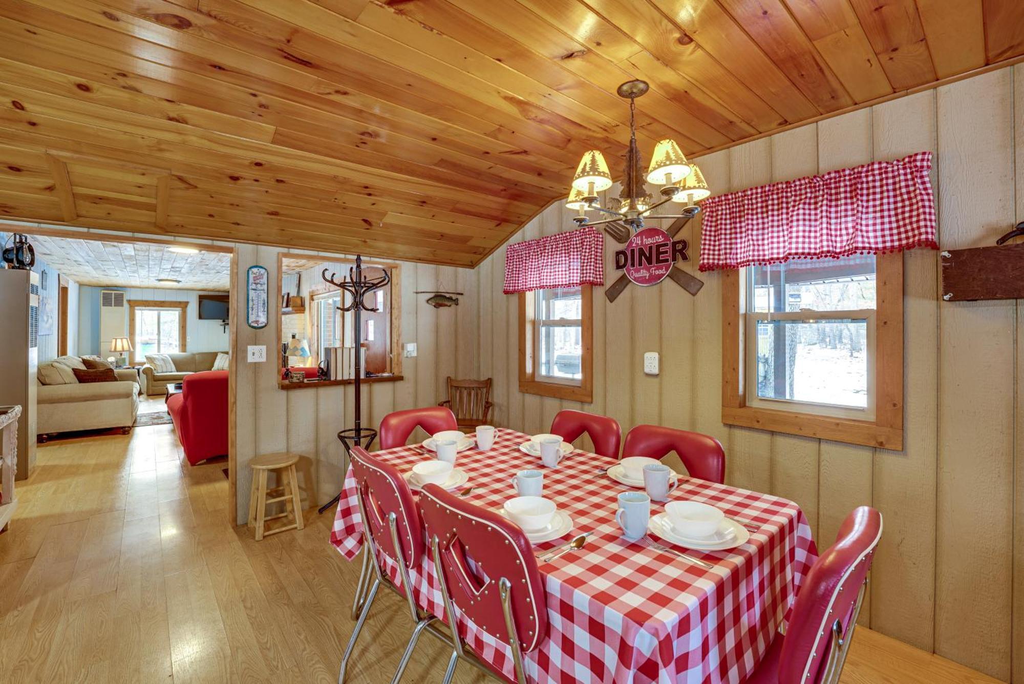 Pet-Friendly Irons Cottage About 4 Mi To Sand Lake! Exterior foto
