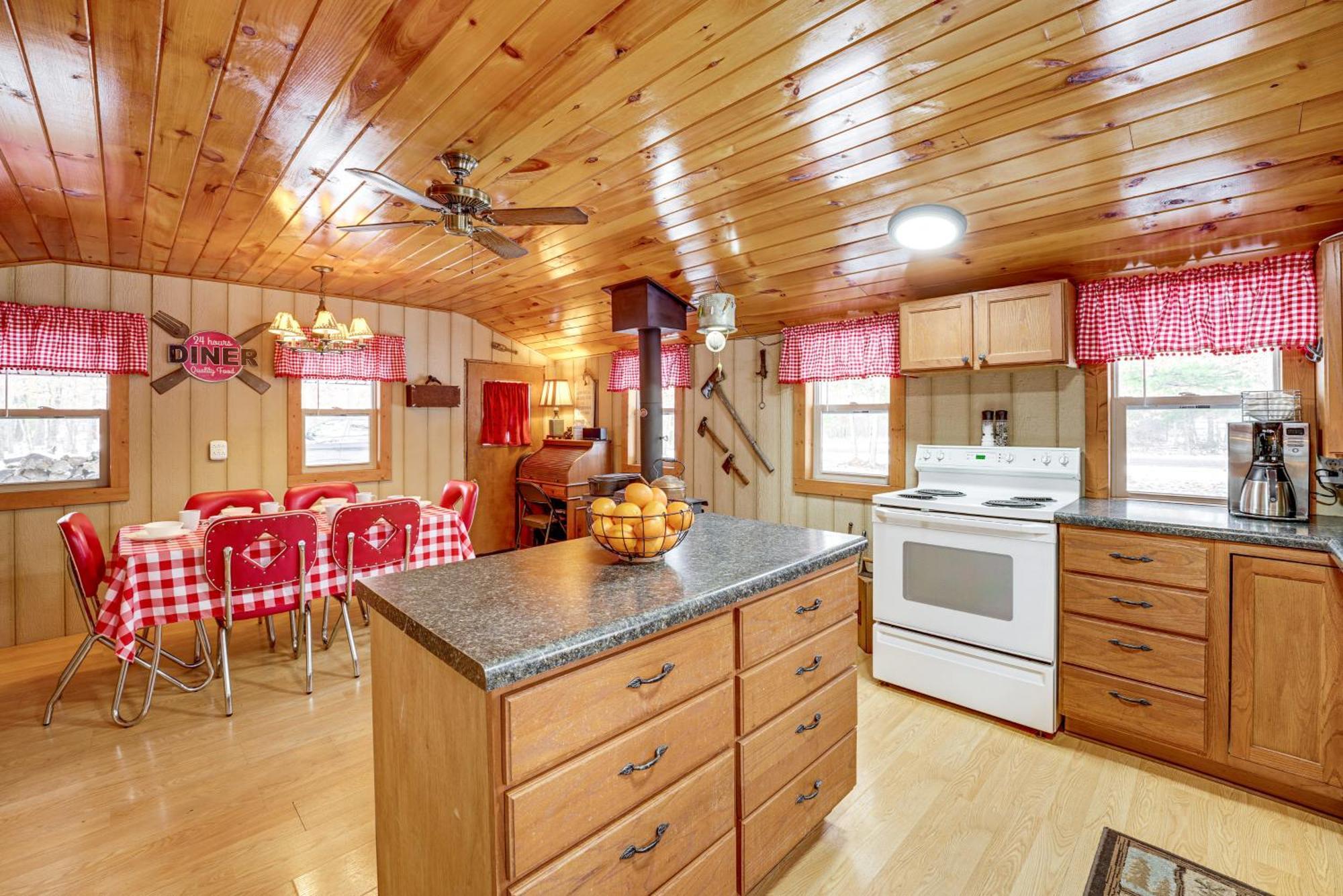 Pet-Friendly Irons Cottage About 4 Mi To Sand Lake! Exterior foto